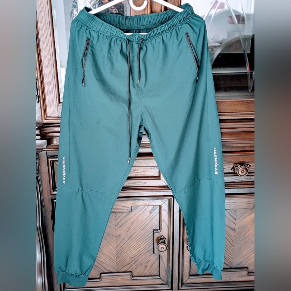 Men's athletic jogger pants with elastic waist and cuffed ankle